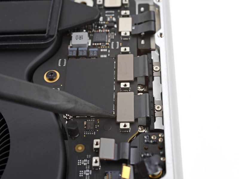 Déconnecter les ports USB-C droits MacBook Pro 14 pouces 2021 A2442 carte mère étape 36