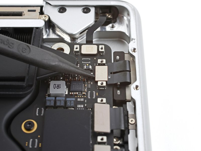Déconnecter le port MagSafe MacBook Pro 14 pouces 2021 A2442 carte mère étape 37