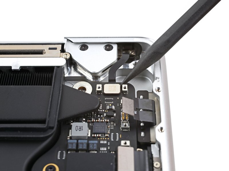 Déconnecter le capteur d’angle d’écran MacBook Pro 14 pouces 2021 A2442 carte mère étape 38