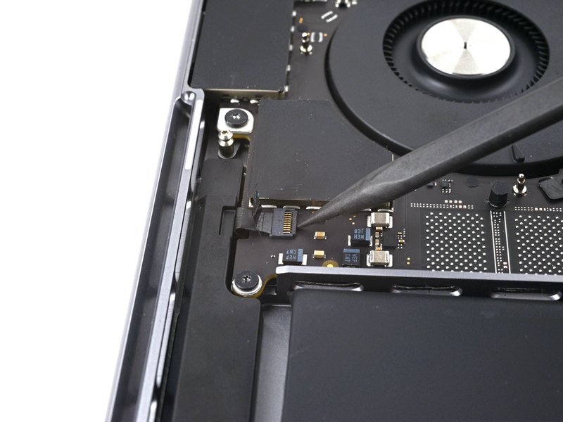 Ouvrir le verrou ZIF du haut-parleur gauche MacBook Pro 14 pouces 2021 A2442 carte mère étape 42
