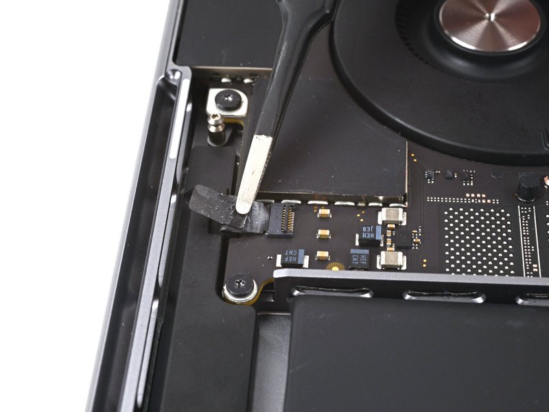 Déconnecter le haut-parleur gauche MacBook Pro 14 pouces 2021 A2442 carte mère étape 43