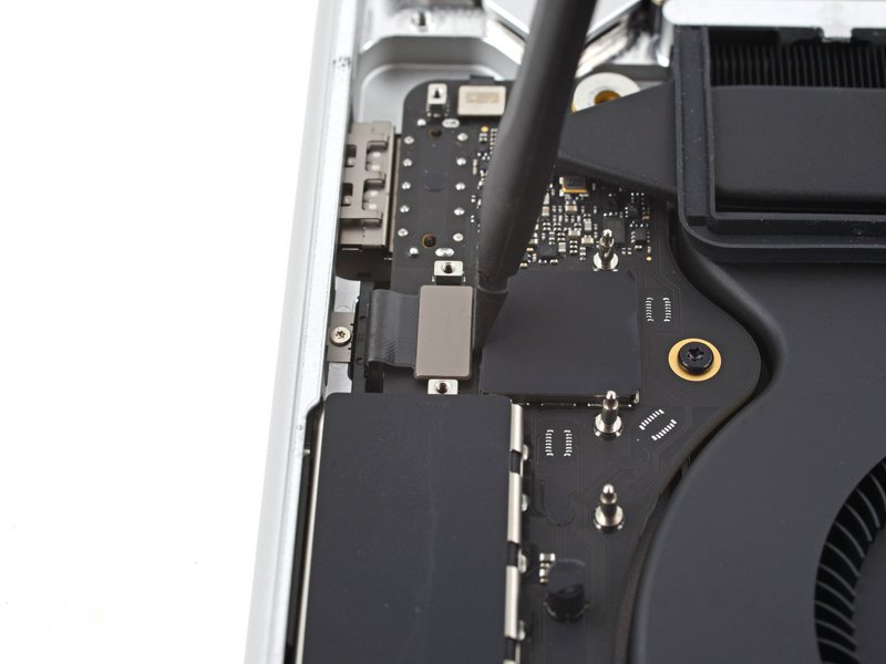 Déconnecter le port USB-C gauche MacBook Pro 14 pouces 2021 A2442 carte mère étape 44