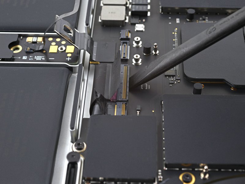 Ouvrir les verrous ZIF du clavier MacBook Pro 14 pouces 2021 A2442 carte mère étape 47