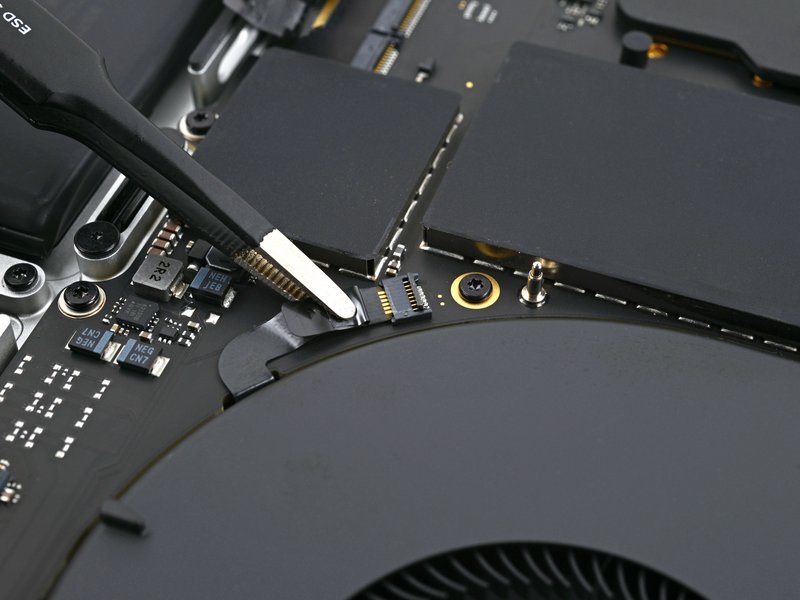 Déconnecter le ventilateur droit MacBook Pro 14 pouces 2021 A2442 carte mère étape 51