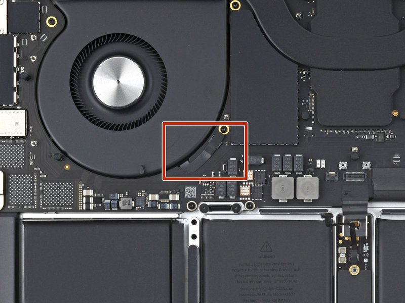 Déconnecter le ventilateur gauche MacBook Pro 14 pouces 2021 A2442 carte mère étape 53